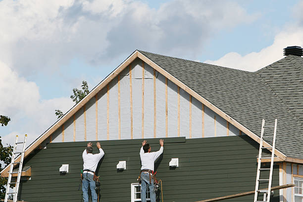 Professional Vinyl Siding technician working in Fayetteville, TN